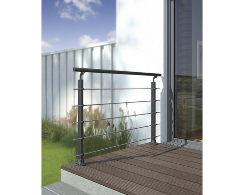 Außenansicht einer Terrasse mit Metallgeländer