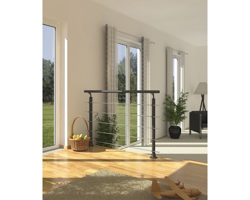 Heller Raum mit Geländer, Fenster und Dekorationen für ein gemütliches Wohnambiente