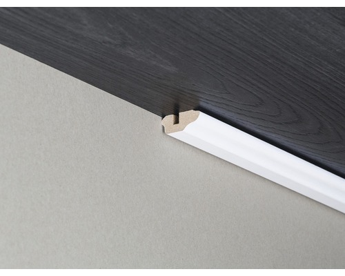 Plinthe en bois montée sur le mur et le sol