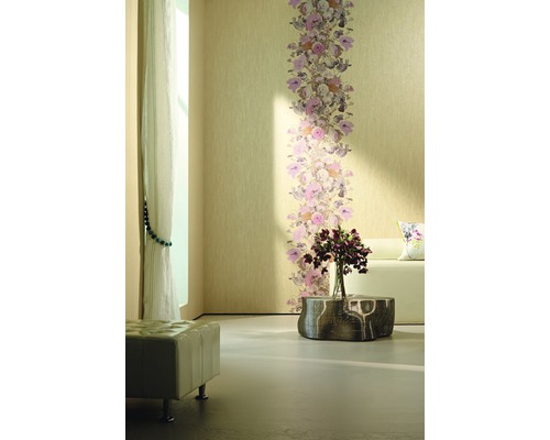 Exemple de salon avec papier peint à motifs, tabouret, table et fleurs