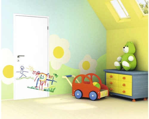 Kinderzimmer mit Innentür, bemalt mit Kinderzeichnungen, Spielzeugauto und Teddybär auf Kommode