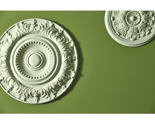 Deux rosaces de stuc sur un mur