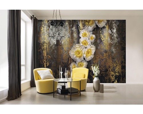 Wohnzimmer mit gelben Sesseln, Couchtisch, Kronleuchter und Fototapete mit floralem Muster.