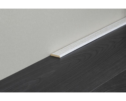 Bodenleiste aus Holz, montiert an einer Wand