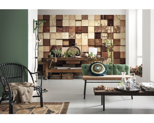 Salon avec mur en bois, établi et sièges pour une atmosphère chaleureuse