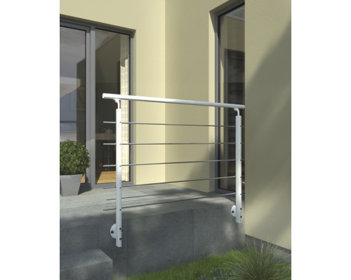 Garde-corps en aluminium et en acier devant une porte d''entrée