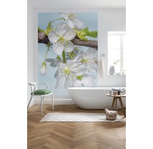 Salle de bains avec papier peint photo à motif floral, baignoire et plancher en bois.
