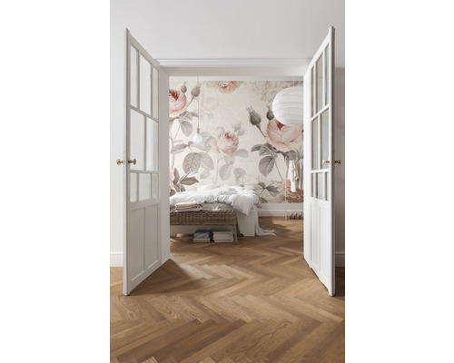 Chambre avec parquet, portes blanches ouvertes et papier peint à motifs de roses