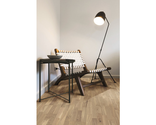 Aménagement intérieur avec fauteuil, lampadaire et table d''appoint