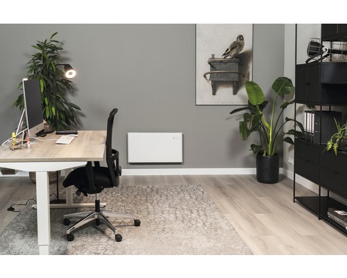 Bureau avec bureau, chaise de bureau, radiateur et décoration
