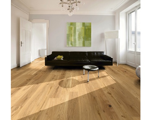 Heller Raum mit Holzboden, Sofa und Kunstwerk