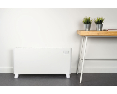 Radiateur électrique à côté d''un bureau avec décoration