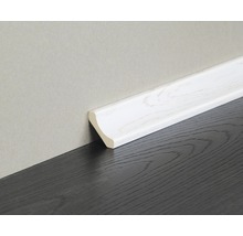 Weisse Sockelleiste aus Holz an dunklem Holzboden
