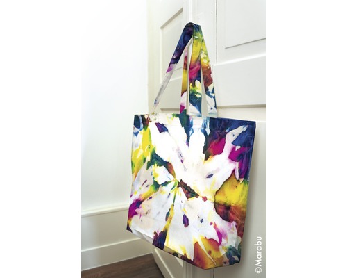 Sac avec motif batik accroché à une porte