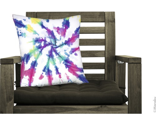 Coussin décoratif à motif batik sur une chaise en bois