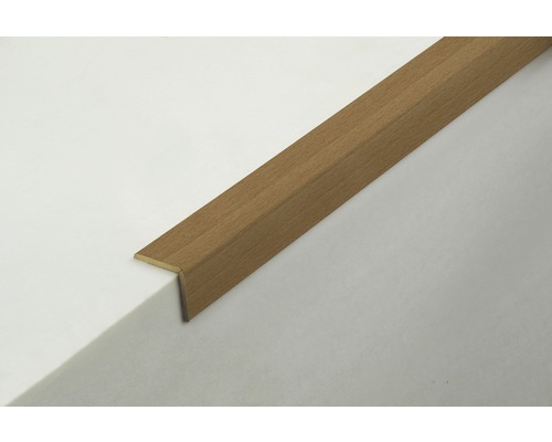 Profil d''arrêt d''escalier en bois sur surface blanche