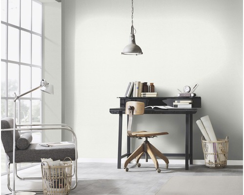 Bureau lumineux avec bureau, chaise, lampe et décoration