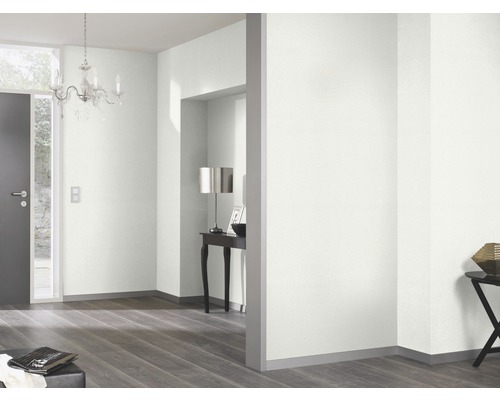 Pièce lumineuse avec porte, lustre et plancher en bois.