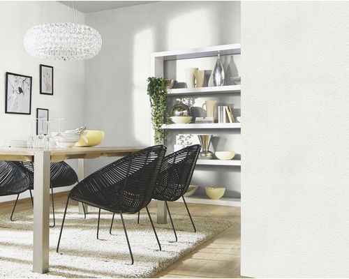 Salle à manger avec table, chaises, suspension et étagère