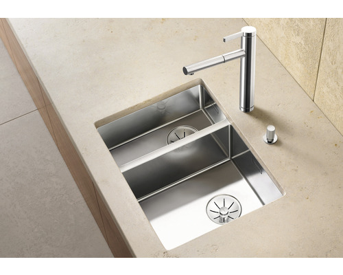 Edelstahlspüle mit zwei Becken und Armatur auf einer Arbeitsplatte