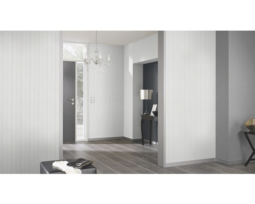 Heller Eingangsbereich mit gestreifter Tapete, Leuchter und dunklem Holzboden.