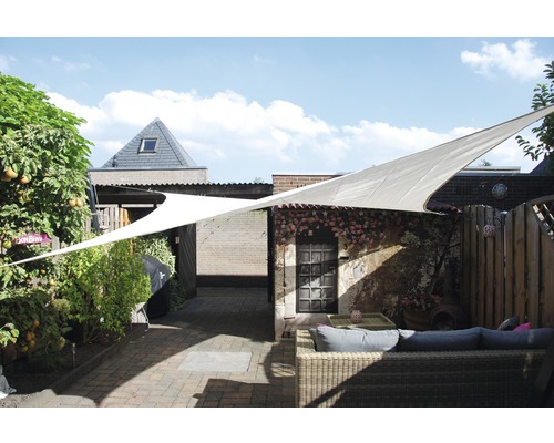 Garten mit Sonnensegel für den Aussenbereich und Gartenmöbeln.