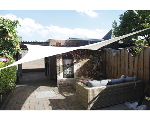 Terrasse mit Sonnensegel, Gartenmöbeln und Dekorationen