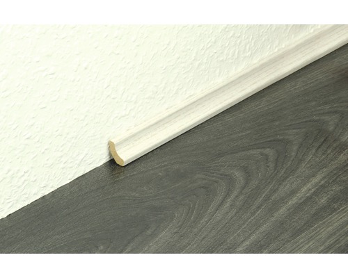 Holzfußleiste an der Wand