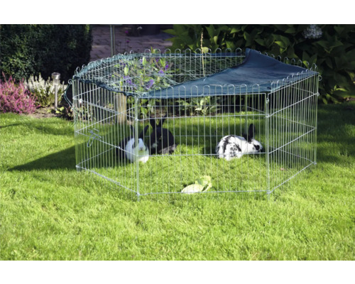 Enclos extérieur pour petits animaux avec filet de protection solaire dans un jardin avec pelouse