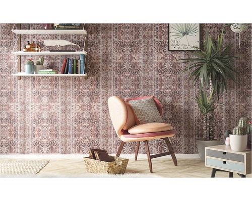 Salon avec papier peint à motifs, fauteuil, étagère et plante d''intérieur