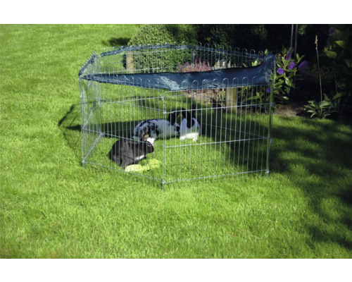 Parc pour petits animaux en métal avec protection solaire et lapins dans le jardin