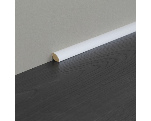 Plinthe quart de rond blanche sur mur et plancher en bois