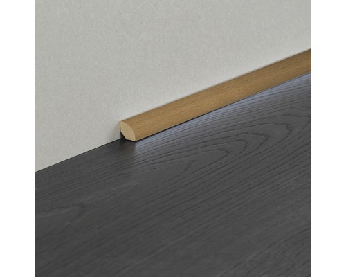 Quart de rond en bois comme plinthe sur mur et sol