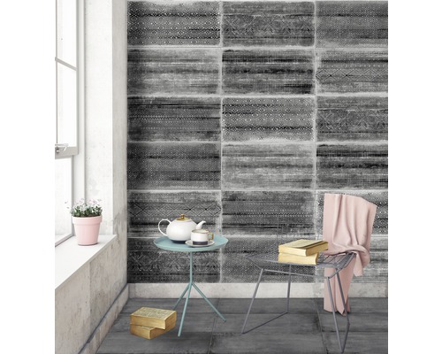 Vue d''une pièce avec des carreaux imitation bois, une table, une chaise et de la décoration