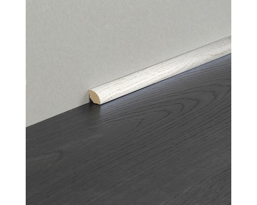 Plinthe en bois fixée à un mur