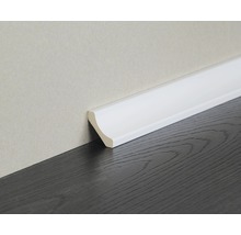 Weiße Fußleiste an einer Wand und einem dunklen Holzboden