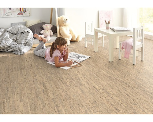 Chambre d''enfant lumineuse avec sol en liège, meubles pour enfants et fillette jouant