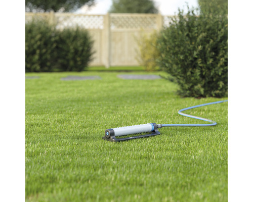 Arroseur de gazon sur pelouse avec raccord de tuyau