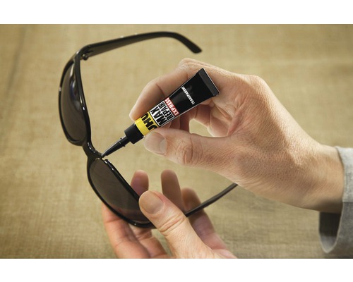 Reparatur von Brillengestellen mit Klebstoff