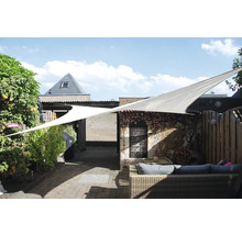 Gartenszene mit Sonnensegel, Gartenmöbeln und Bepflanzung