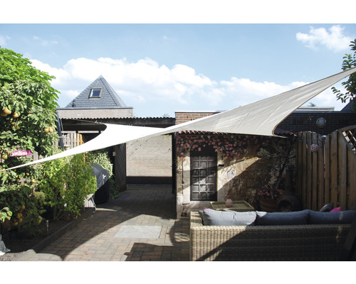 Gartenszene mit Sonnensegel, Gartenmöbeln und Bepflanzung