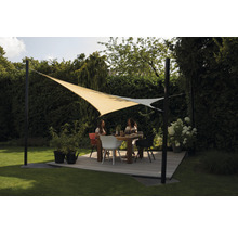 Sonnensegel über Sitzgruppe im Garten mit zwei Frauen.