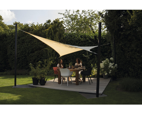 Sonnensegel über Sitzgruppe im Garten mit zwei Frauen.