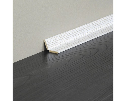 Plinthe en bois montée sur un mur