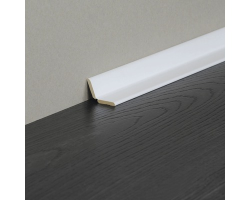 Plinthe en plastique sur mur et plancher en bois