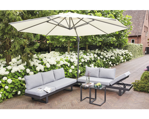 Gartenszene mit Sonnenschirm, Lounge-Möbeln und Beistelltisch