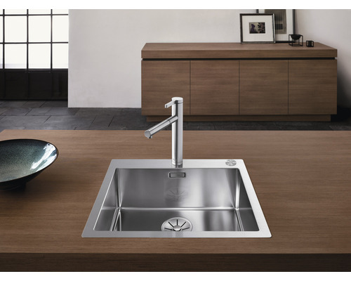 Évier en acier inoxydable avec robinet sur un comptoir de cuisine