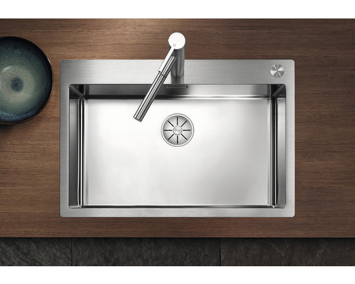 Spüle aus Edelstahl mit Wasserhahn und Spülbeckenstöpsel