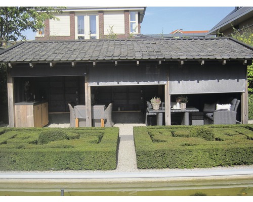 Gartenlaube mit Gartenmöbeln und Buchsbaumhecke