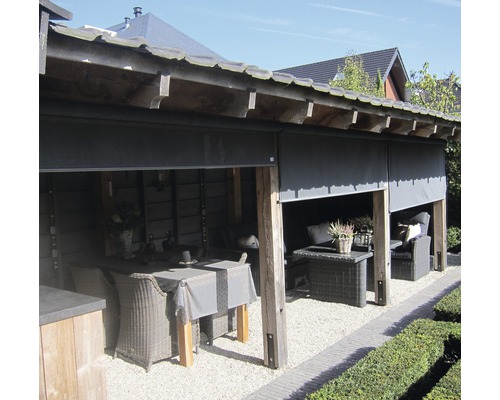 Terrassenüberdachung mit heruntergelassenen, blickdichten Rollos und Gartenmöbeln